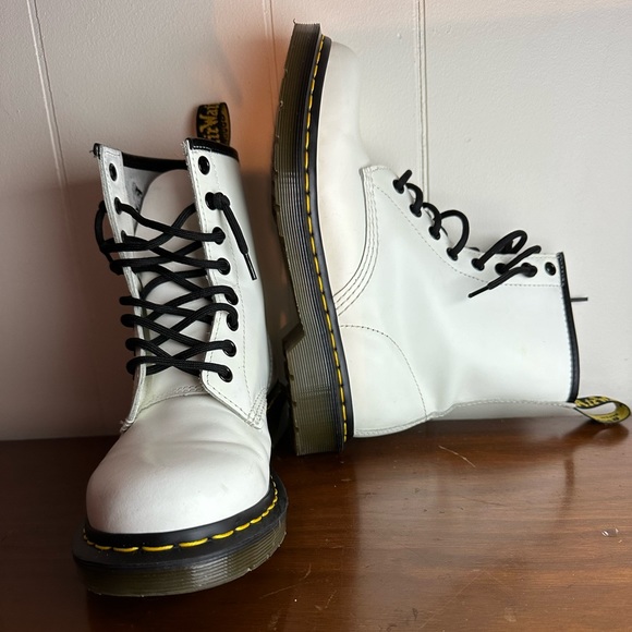 Doc Martens 1460 SMOOTH LEATHER LACE UP BOOTS - Picture 1 of 16